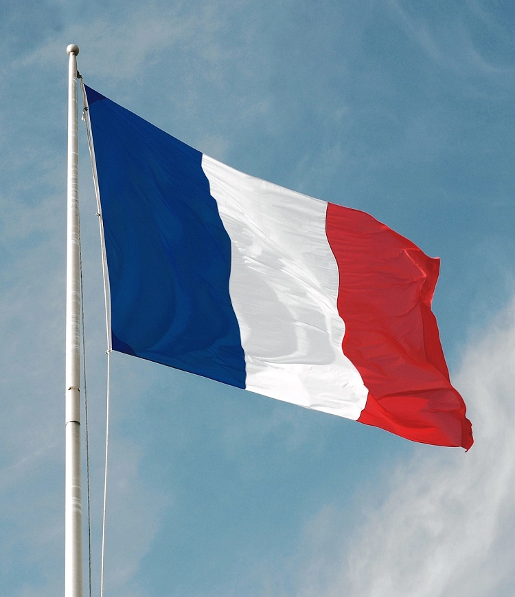 Frankreich Flagge Die Französische Flagge weht vor einem blauen Himmel. © Pixabay
