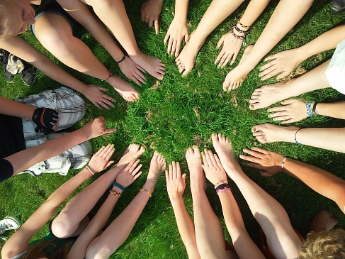 Gemeinschaft Sich reichende Hände © Pixabay